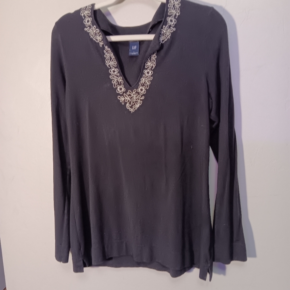 Gap long sleeve Embroidered Neck Line top sz L
